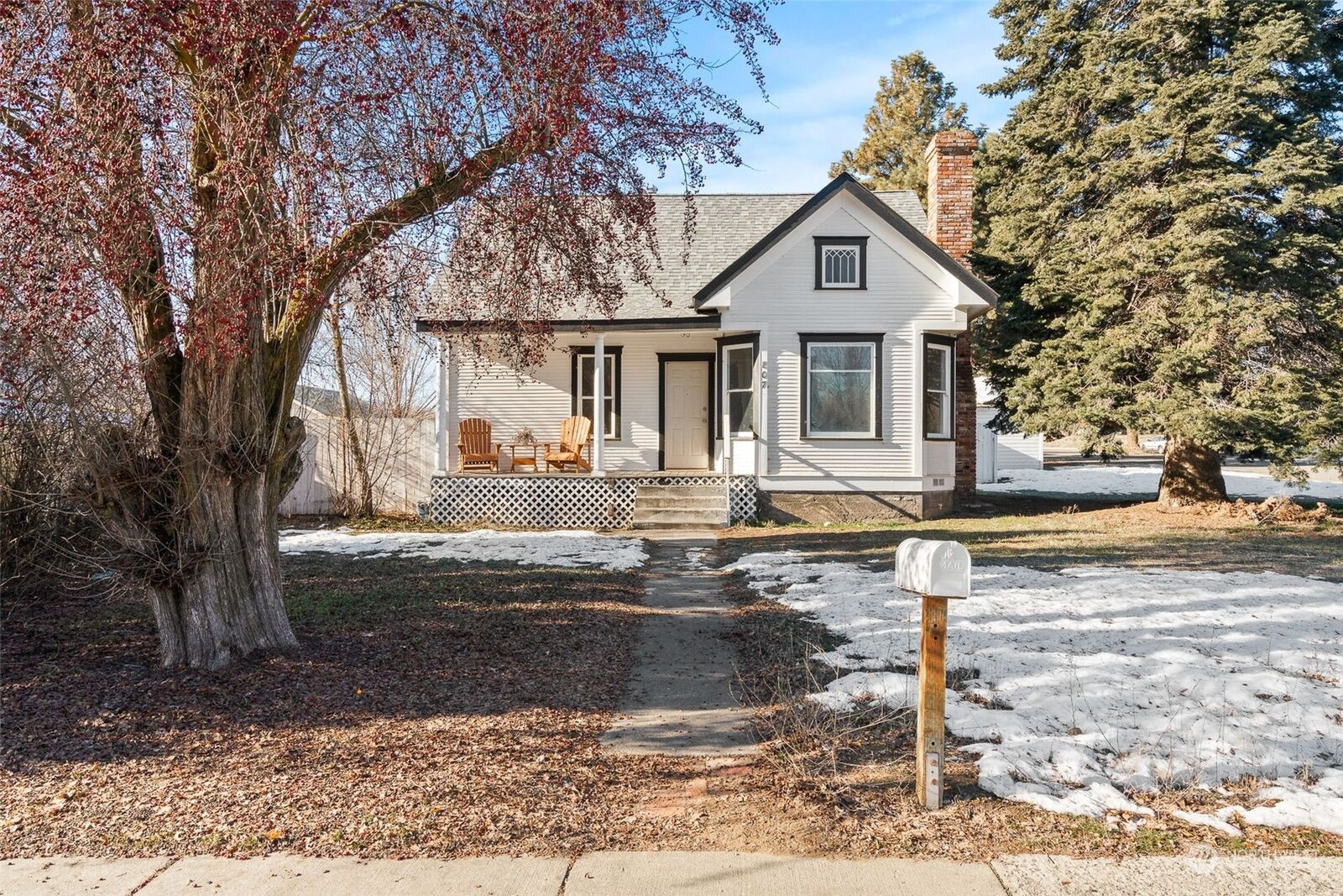 Property Photo:  807 N Okanogan  WA 98926 