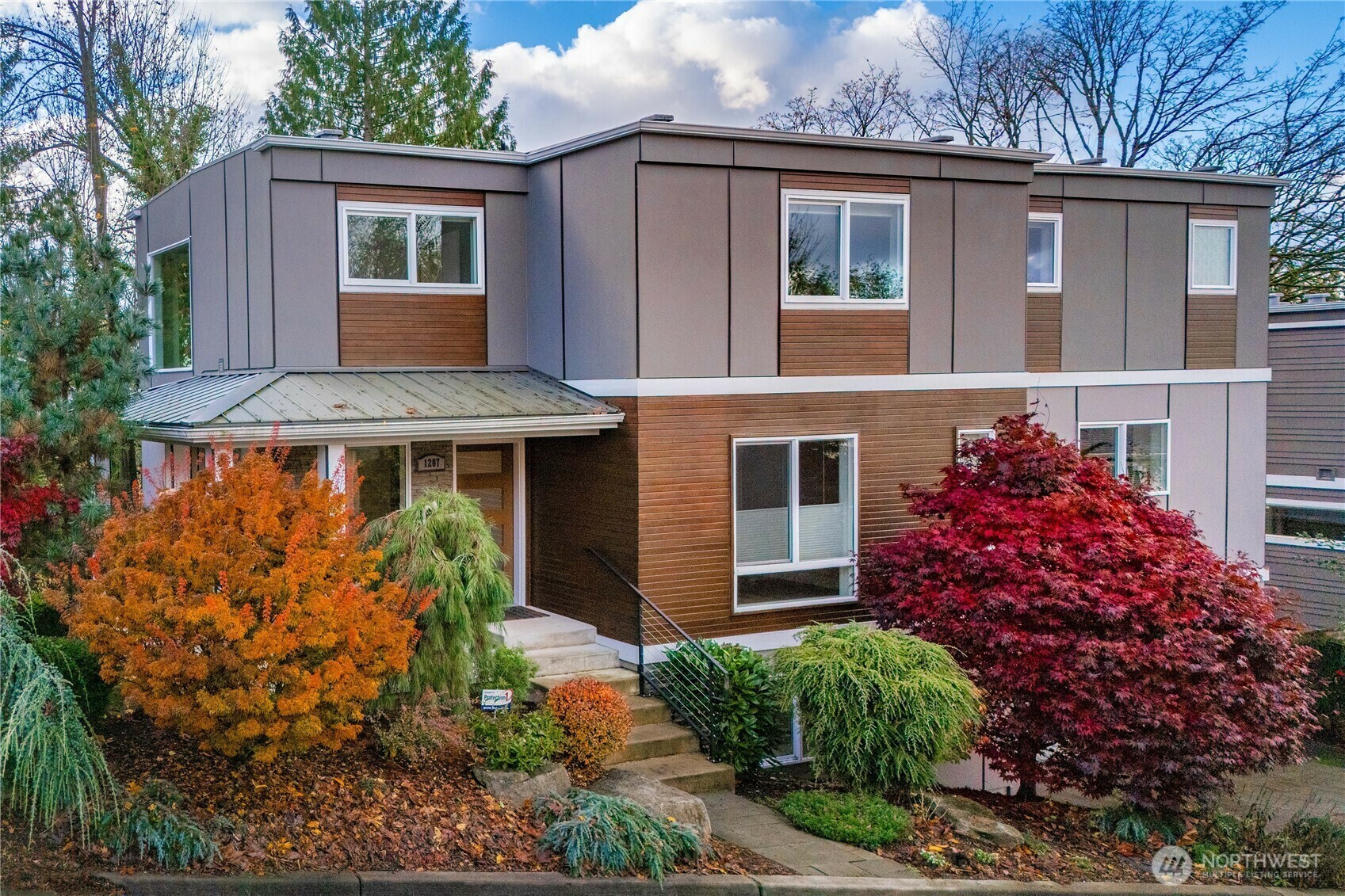 Property Photo:  1207  2nd Avenue  WA 98033 