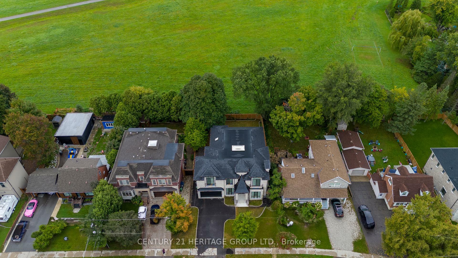 Property Photo: 32 Devondale Avenue ON M2R 2E2
