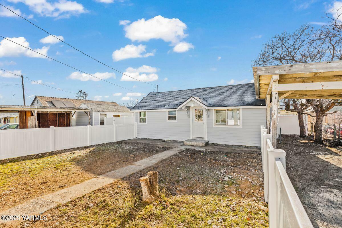 Property Photo:  1906 Willow St  WA 98902 