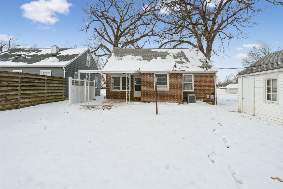 Property Photo:  447 19th Street NW  IA 52405 