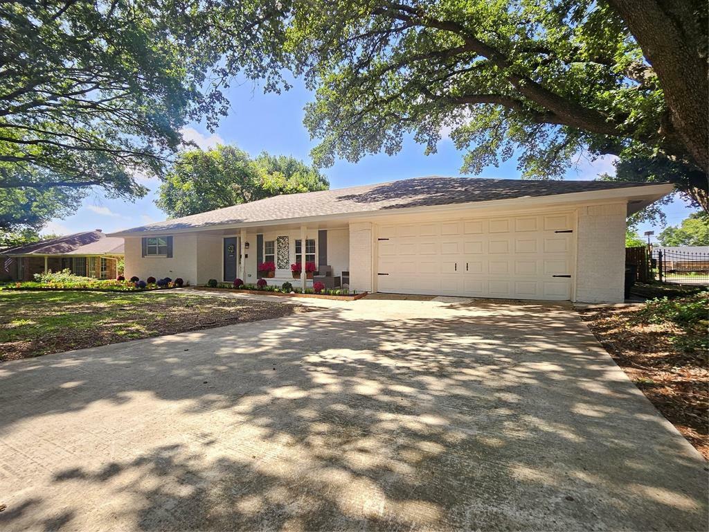 Property Photo: 3709 Ashford Avenue TX 76133