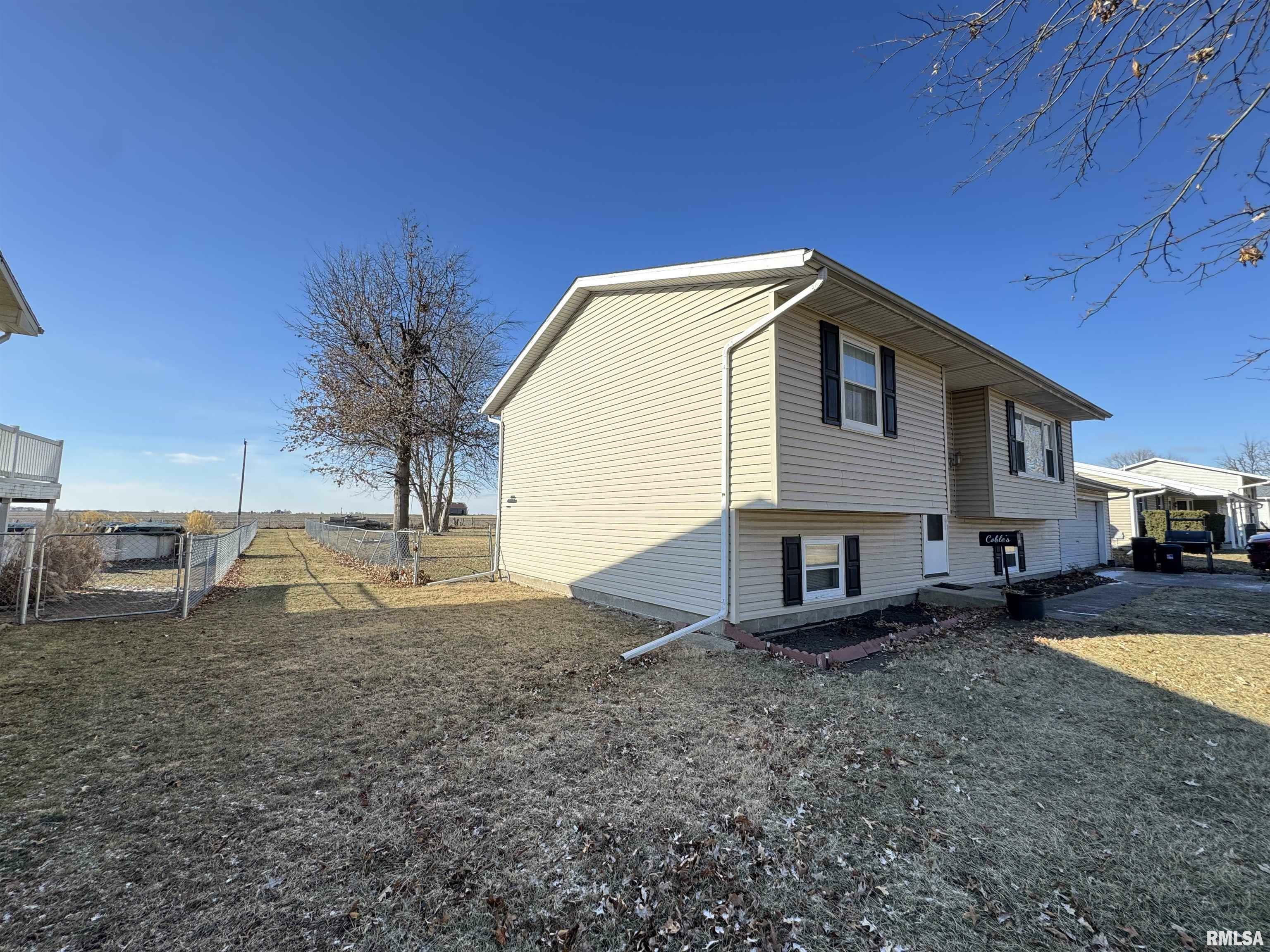 Property Photo:  303 Stockdale Lane  IL 61410 