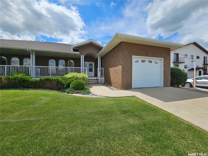 Property Photo:  447 1st Avenue W 4  SK S0K 4L0