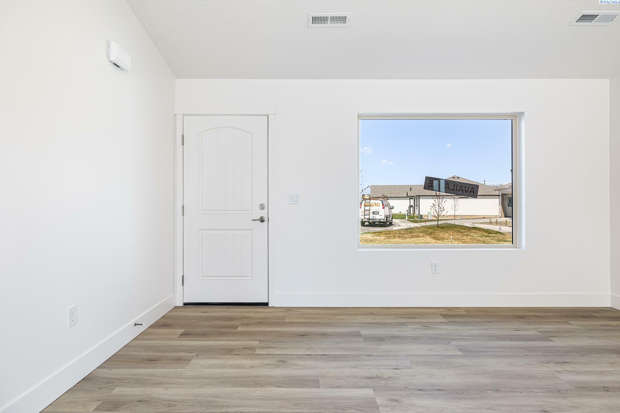Property Photo: 1613 Diamond Ave WA 98930