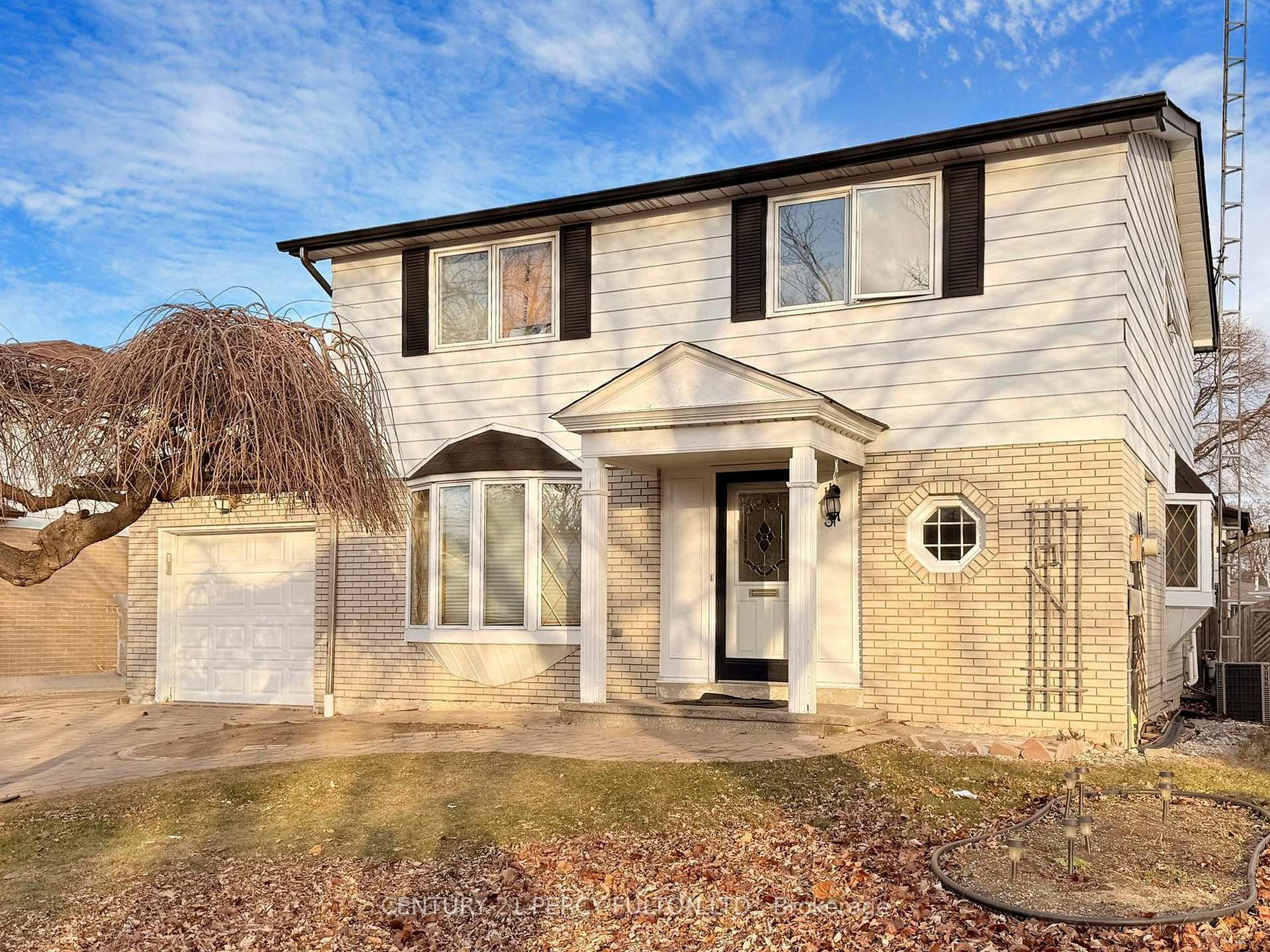 Photo de la propriété: 31 Erinlea Crescent ON M1H 2S8
