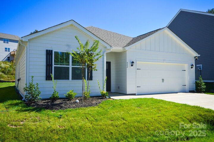 Property Photo: 842 Adelston Lane NC 28804