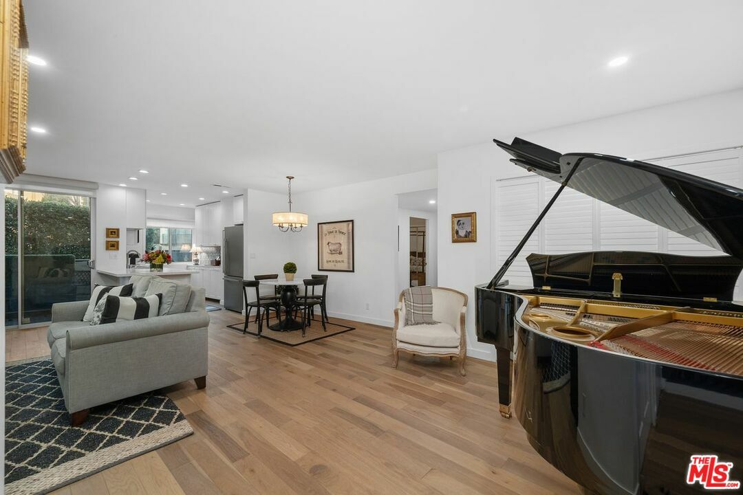 Property Photo:  7250 Franklin Ave 101  CA 90046 