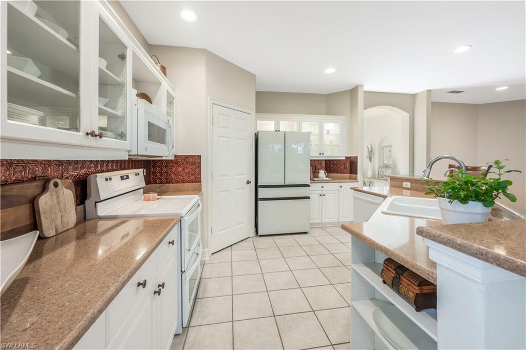 Property Photo: 873 Carrick Bend Cir 102 FL 34110