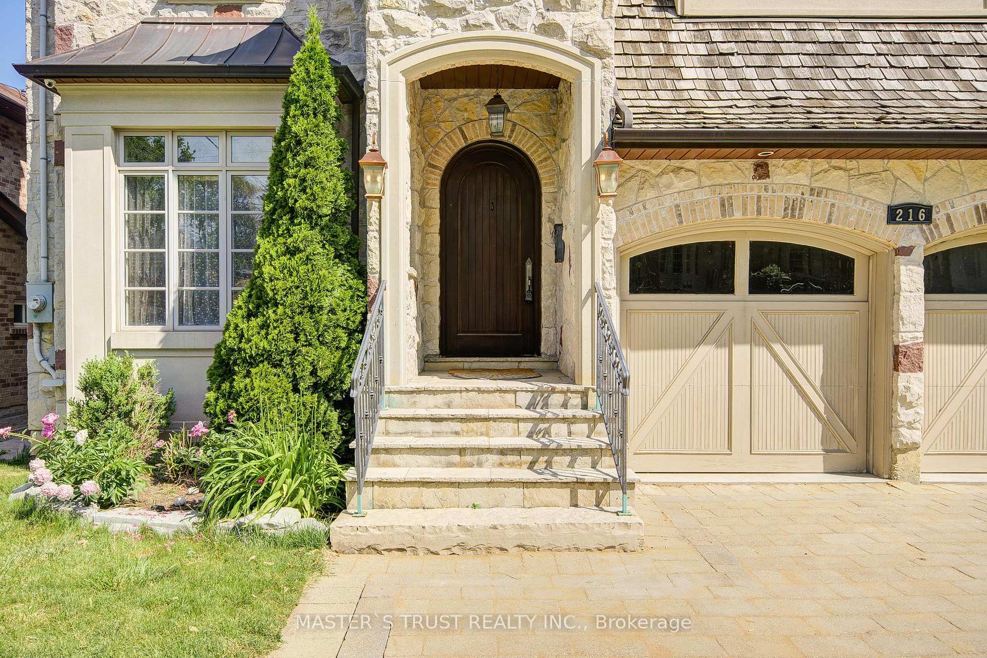Property Photo:  216 Parkview Avenue  ON M2N 3Y8 