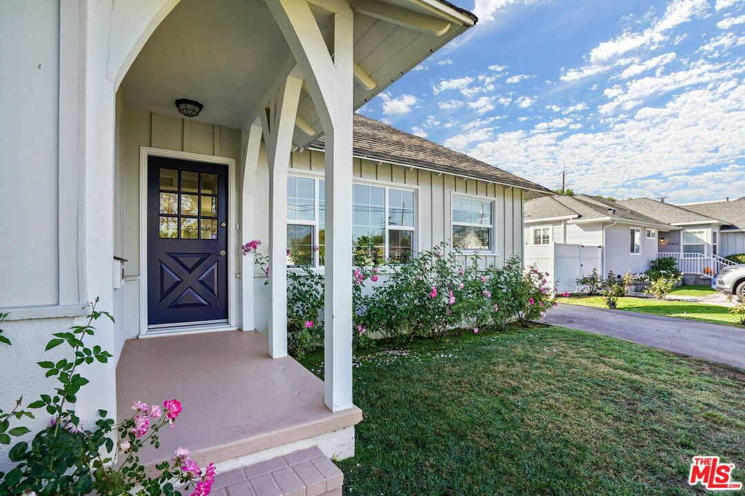 Property Photo:  16354   Moorpark St  CA 91436 