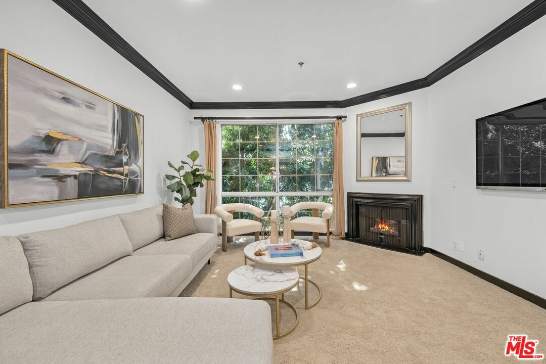 585 N Rossmore Ave  Los Angeles CA 90004 photo