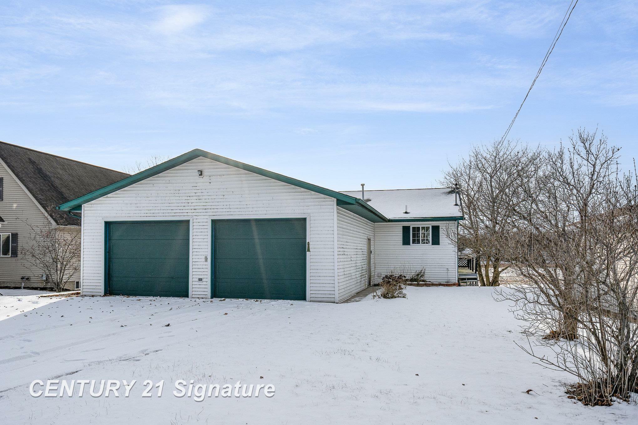 Property Photo:  4684 Benchley Drive  MI 48612 