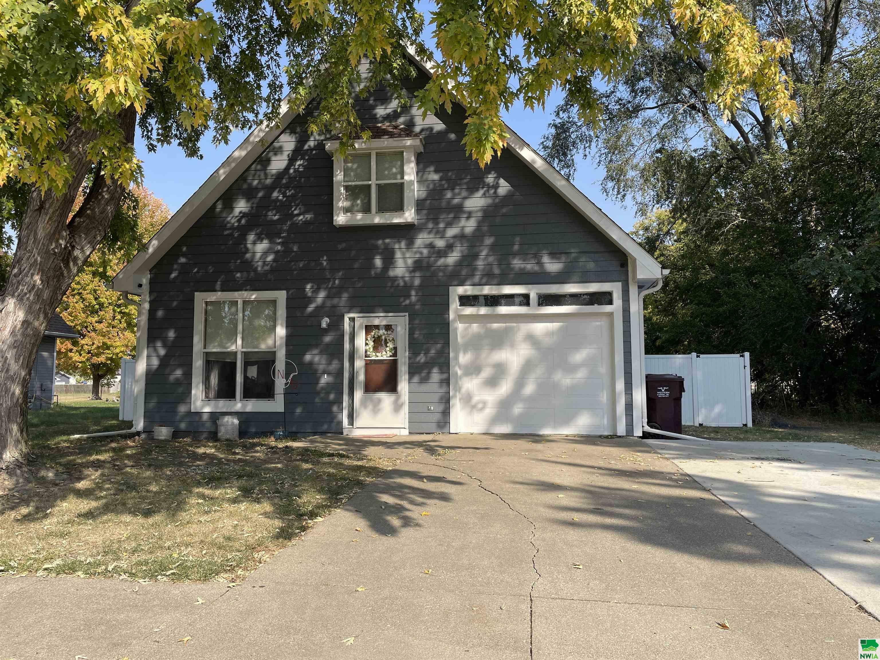 Property Photo: 313 W 5th St NE 68776