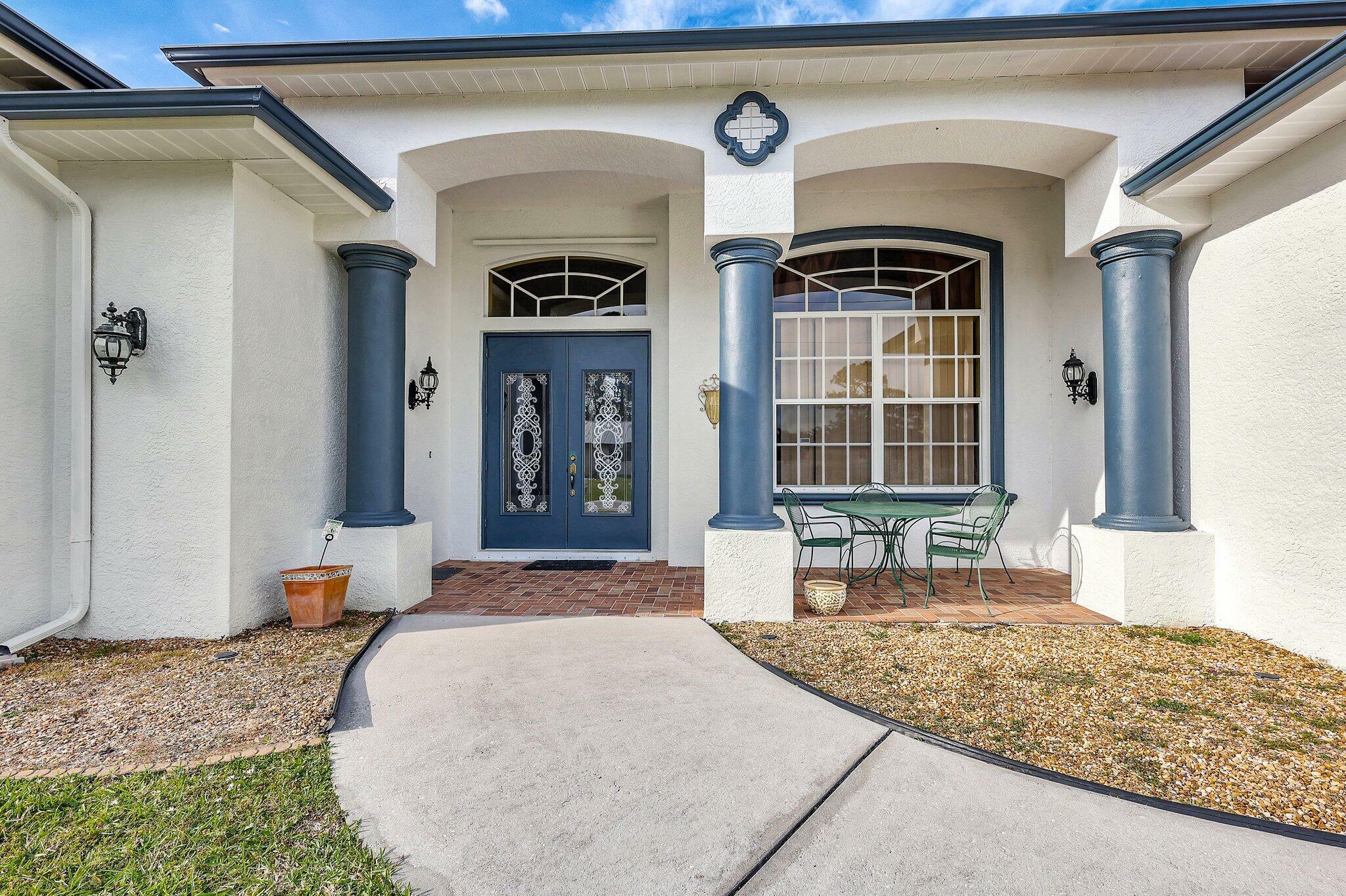 Property Photo:  425 SE Evergreen Terrace  FL 34983 