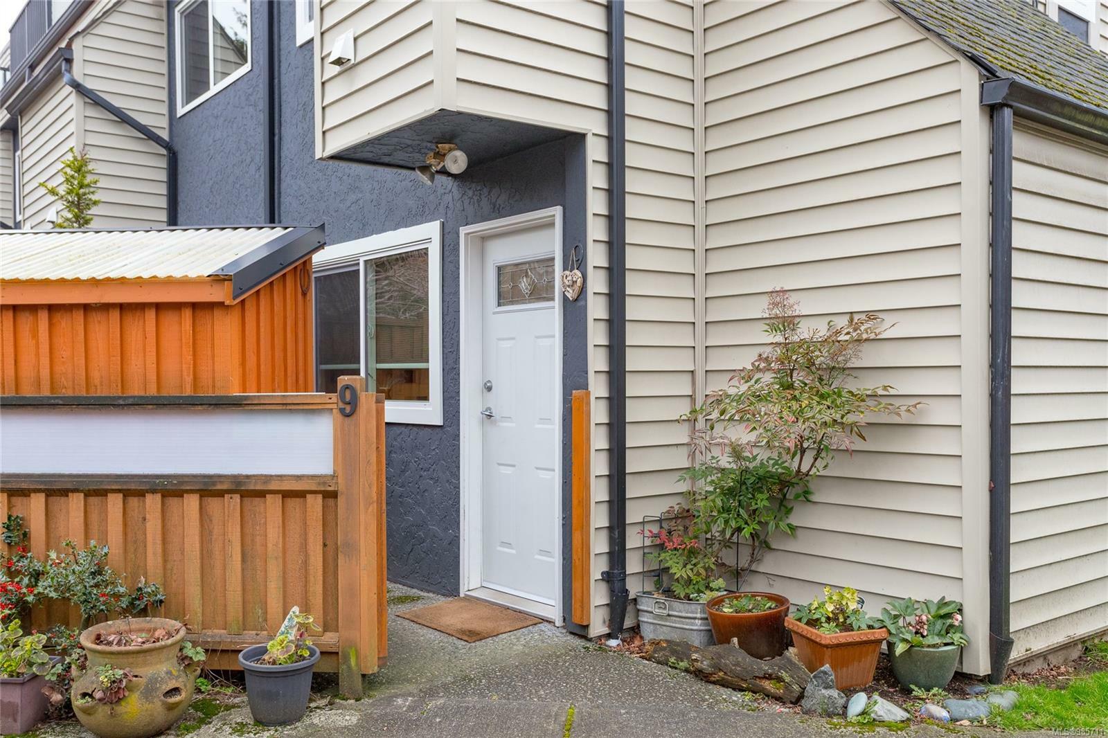 Property Photo: 50 Montreal St 9 BC V8V 1Y5