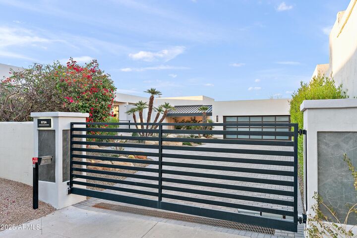 Property Photo:  5724 N Echo Canyon Drive  AZ 85018 