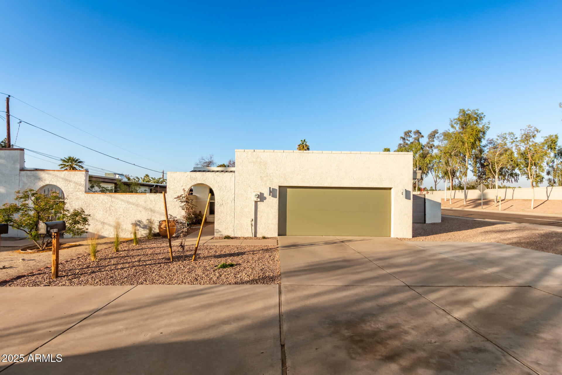 Property Photo:  2916 S Price Road  AZ 85282 