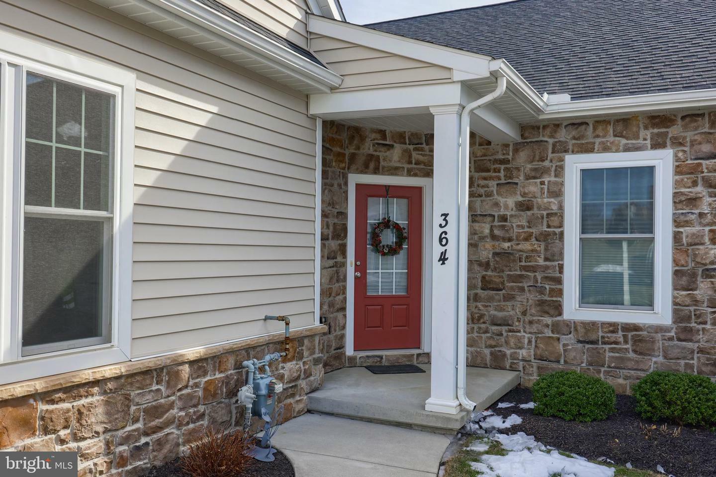 Property Photo:  364 Pin Oak Drive  PA 17543 