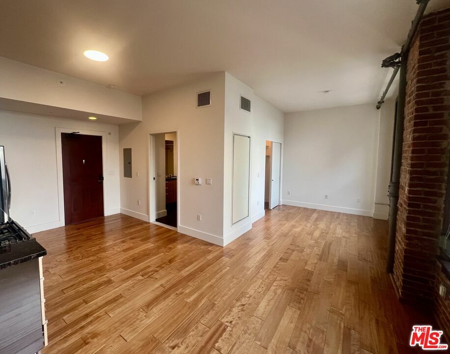 Property Photo:  460  S Spring St 304  CA 90013 