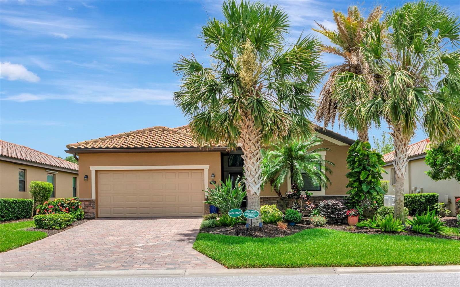 Property Photo: 6814 Willowshire Way FL 34212