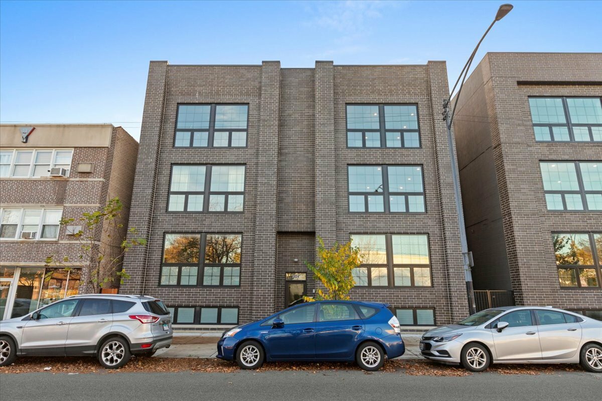 Property Photo: 5824 N Lincoln Avenue 2B IL 60659