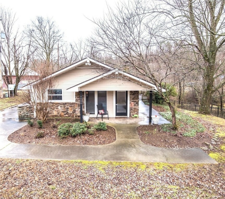 Property Photo:  1406 E Prairie Creek Drive  AR 72756 