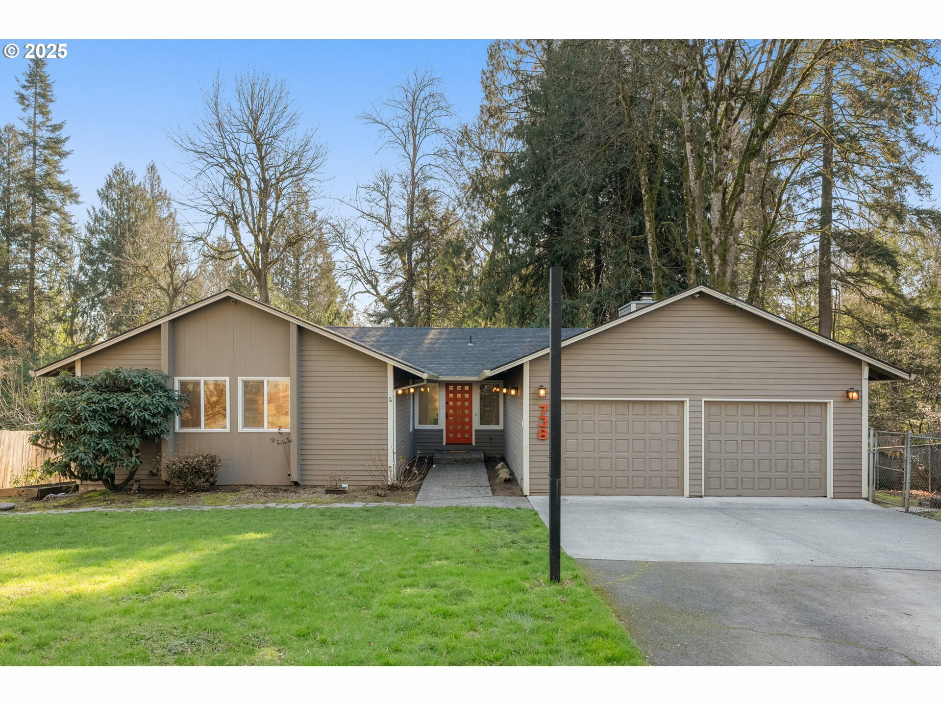 738 SW Maplecrest Dr  Portland OR 97219 photo