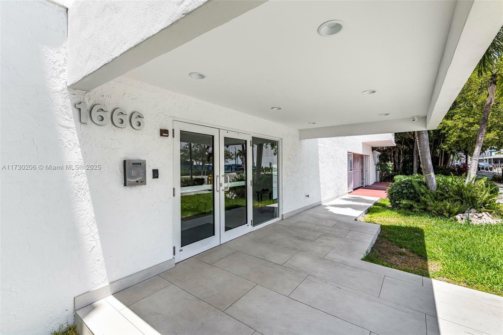 Property Photo: 1666 West Ave 207 FL 33139