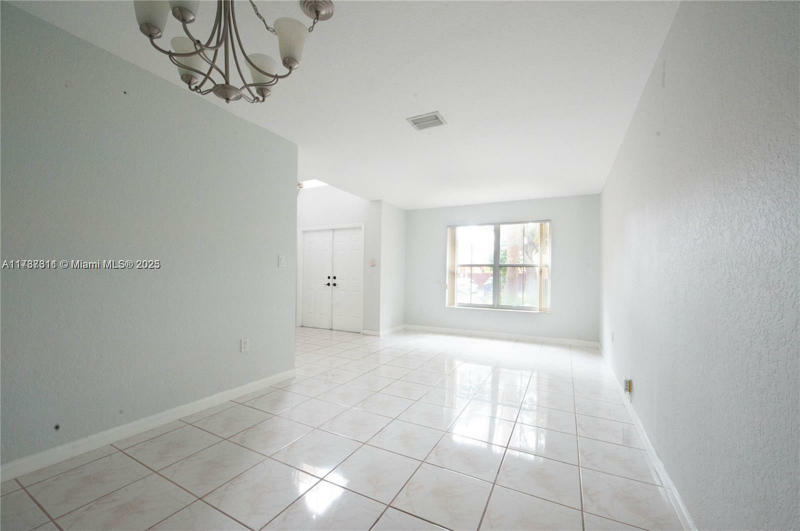 Property Photo:  13973 N Forest Oak Cir  FL 33325 