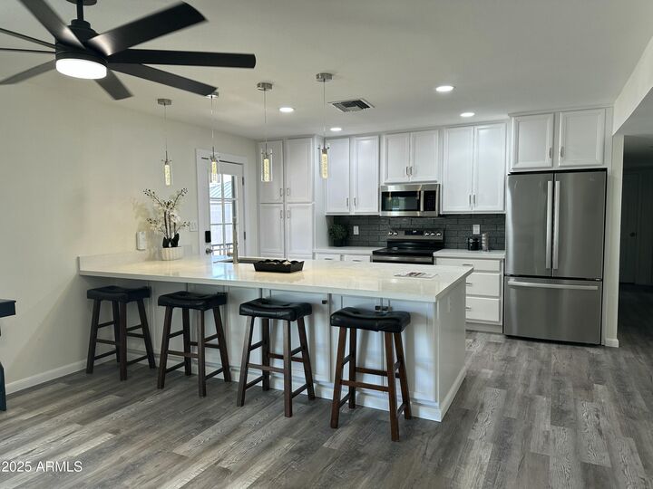 Property Photo: 1708 W Harmont Drive AZ 85021