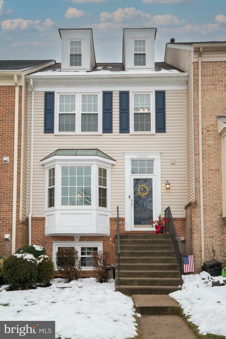 Property Photo: 43594 Blacksmith Square VA 20147