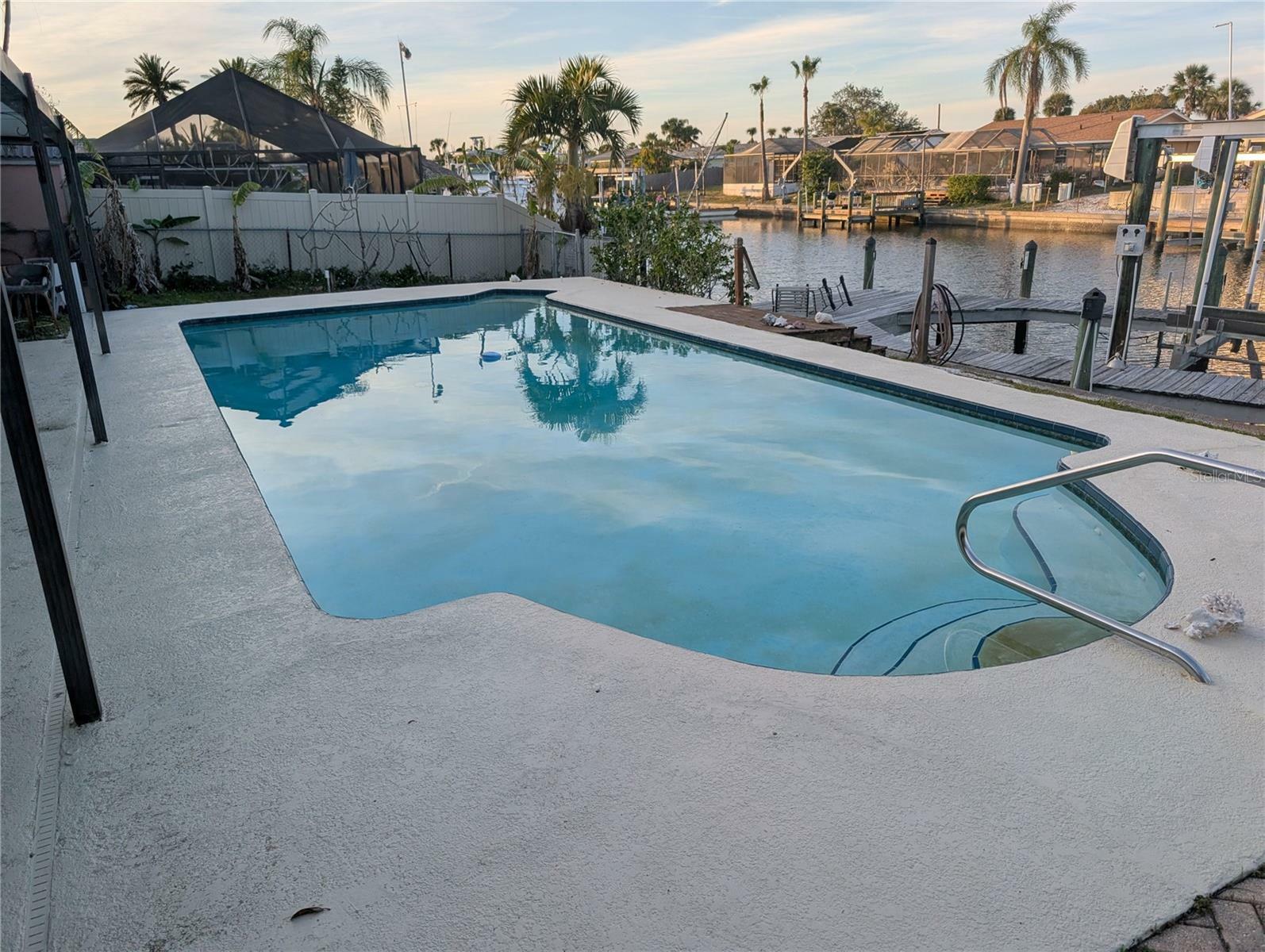 Property Photo:  913 Spindle Palm Way  FL 33572 