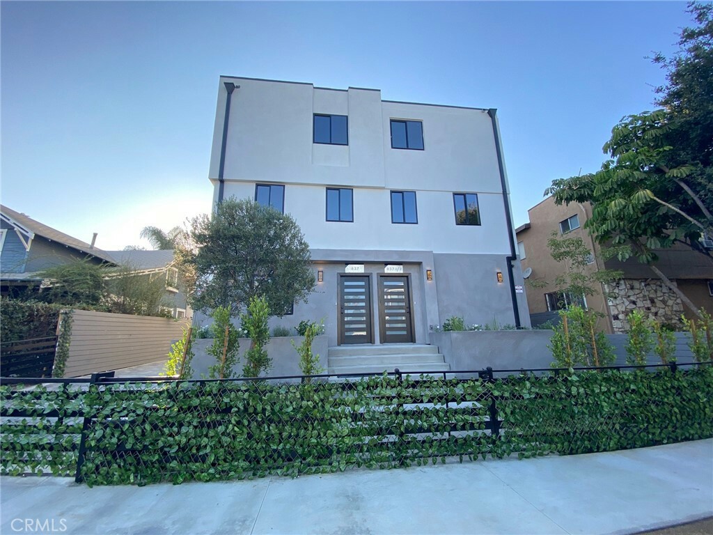 837 N Harvard Boulevard  Los Angeles CA 90029 photo