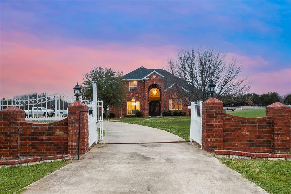Property Photo: 700 E Little Creek Road TX 75104