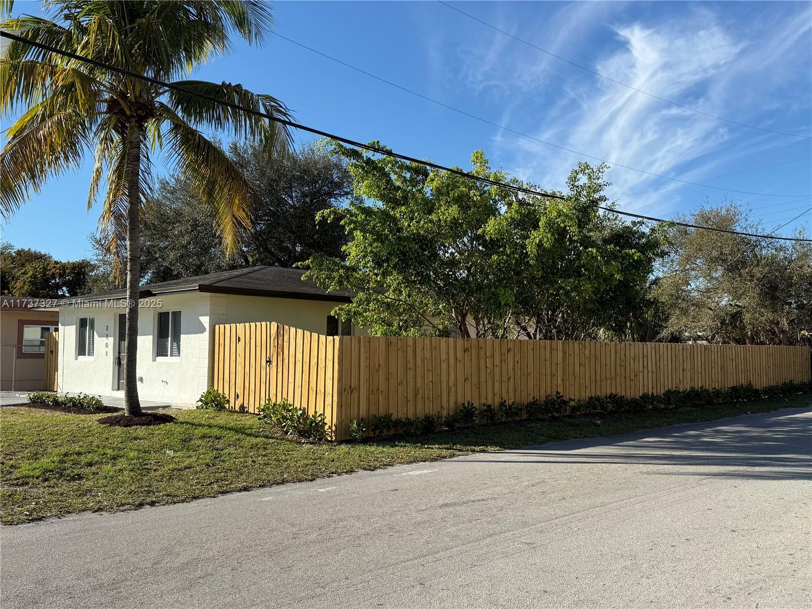 Property Photo:  2201 NW 6th Ct  FL 33311 