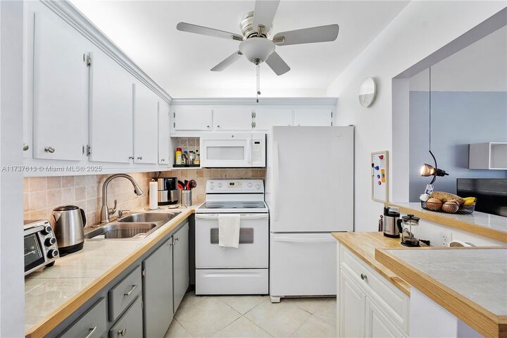Property Photo: 143 Oakridge J 143 FL 33442