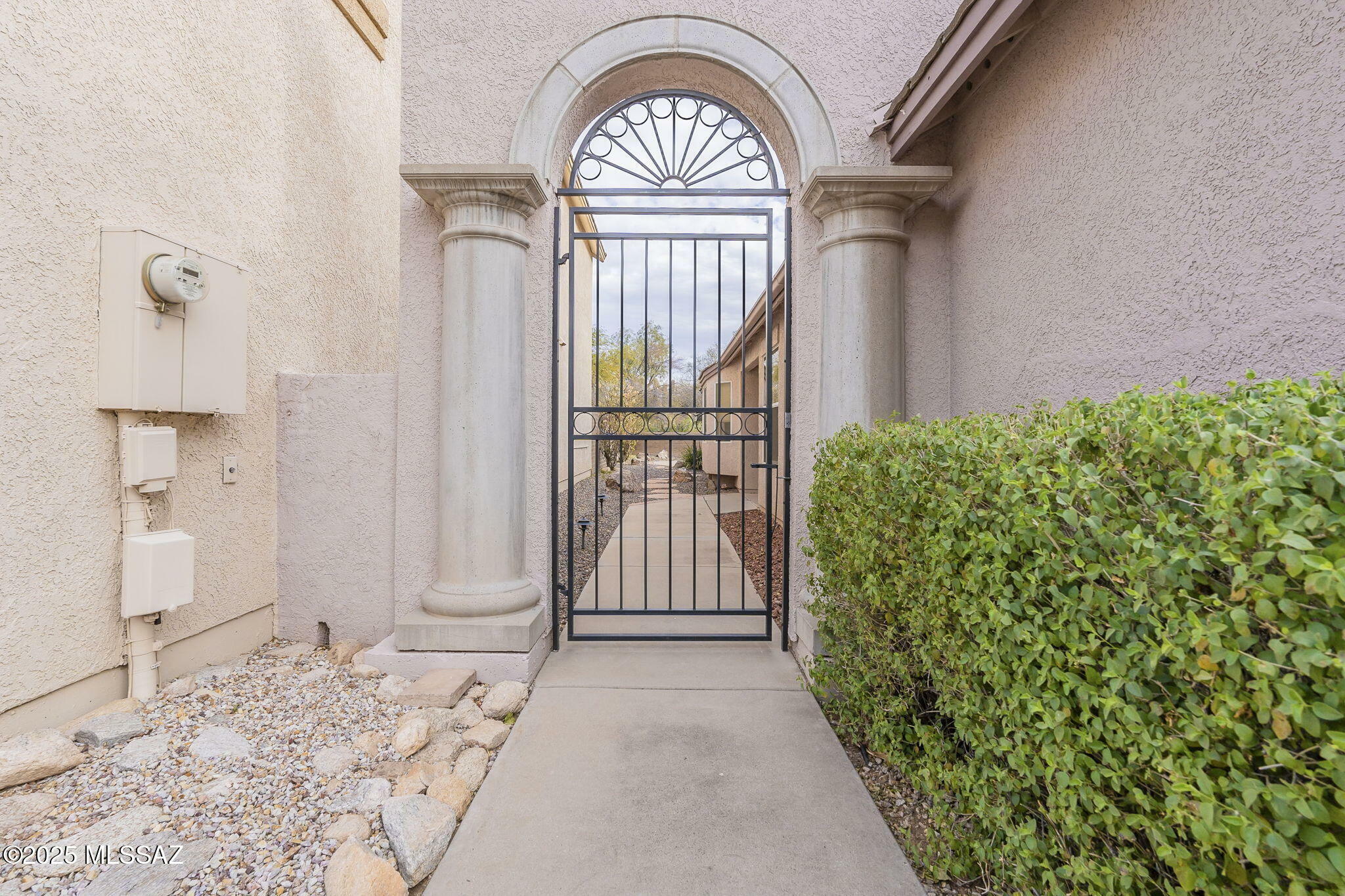 Property Photo:  4028 Via Del Vireo  AZ 85718 