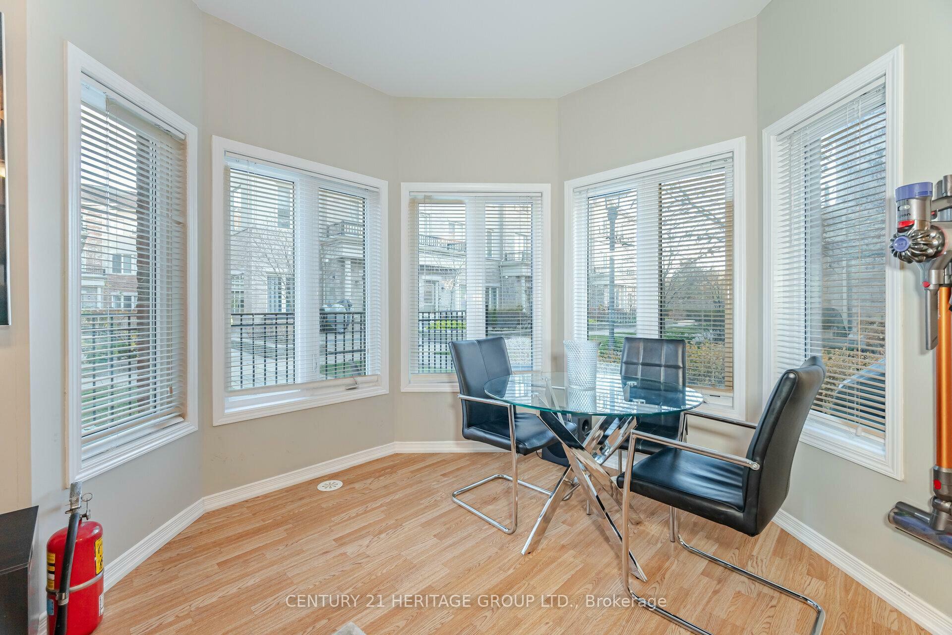 Photo de la propriété: 23 Coneflower Crescent 65 ON M2R 0A5