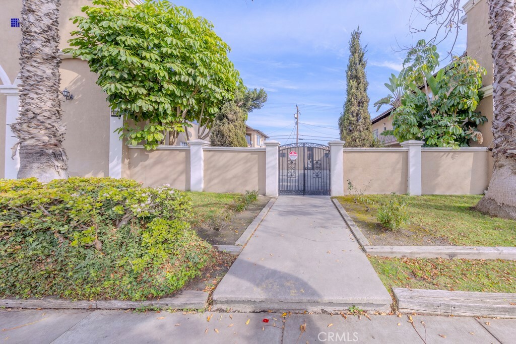 Property Photo:  906 S Fann Street  CA 92804 