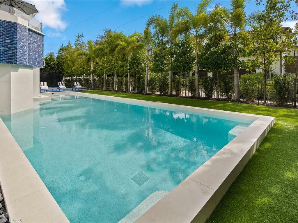 Property Photo: 140 3rd Ave S FL 34102