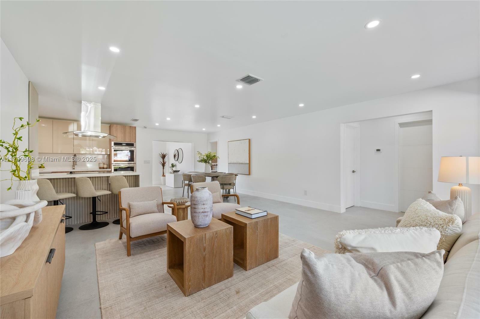 Property Photo: 326 SE 3rd St FL 33004