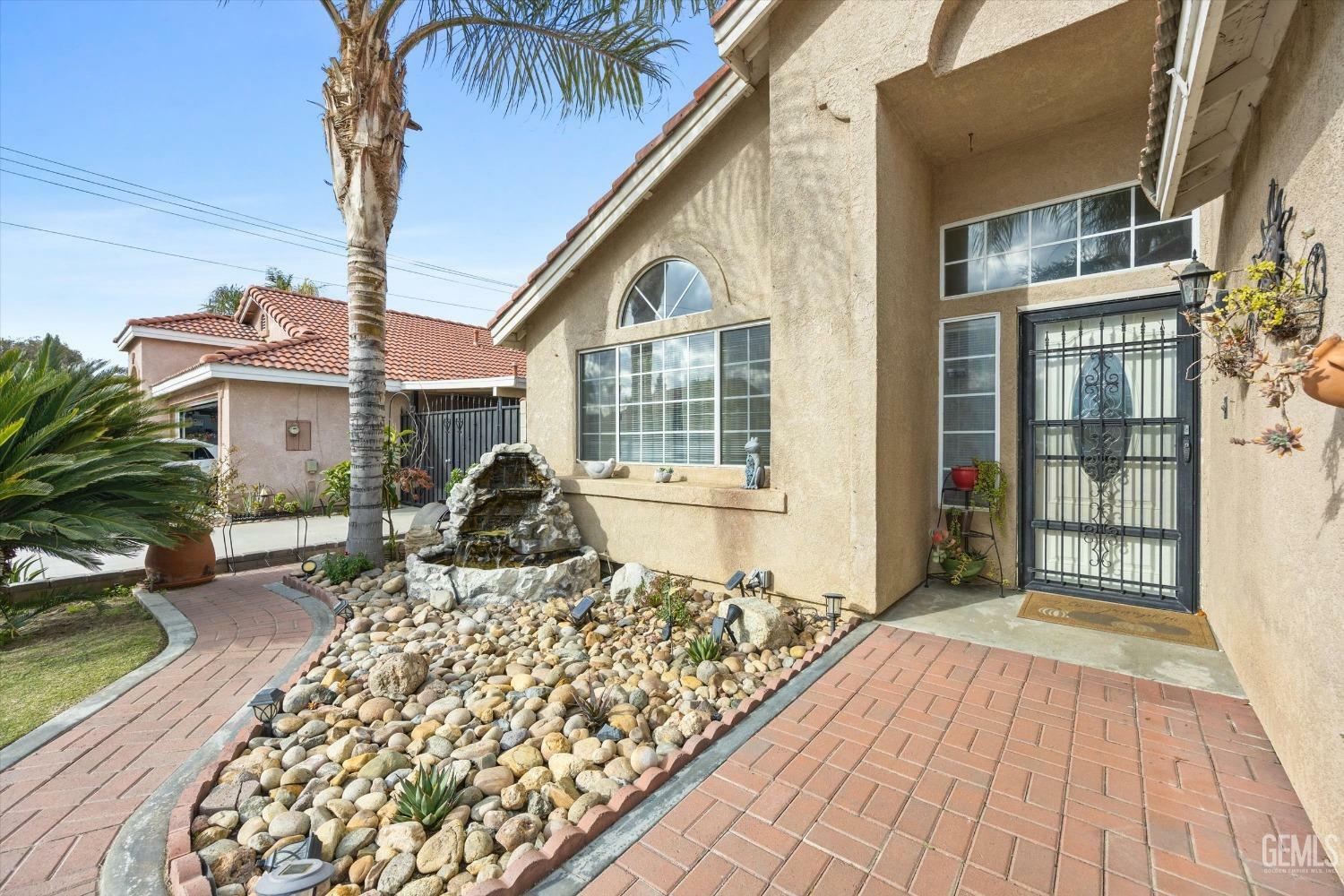 Property Photo:  1920 Saint Helens Avenue  CA 93304 