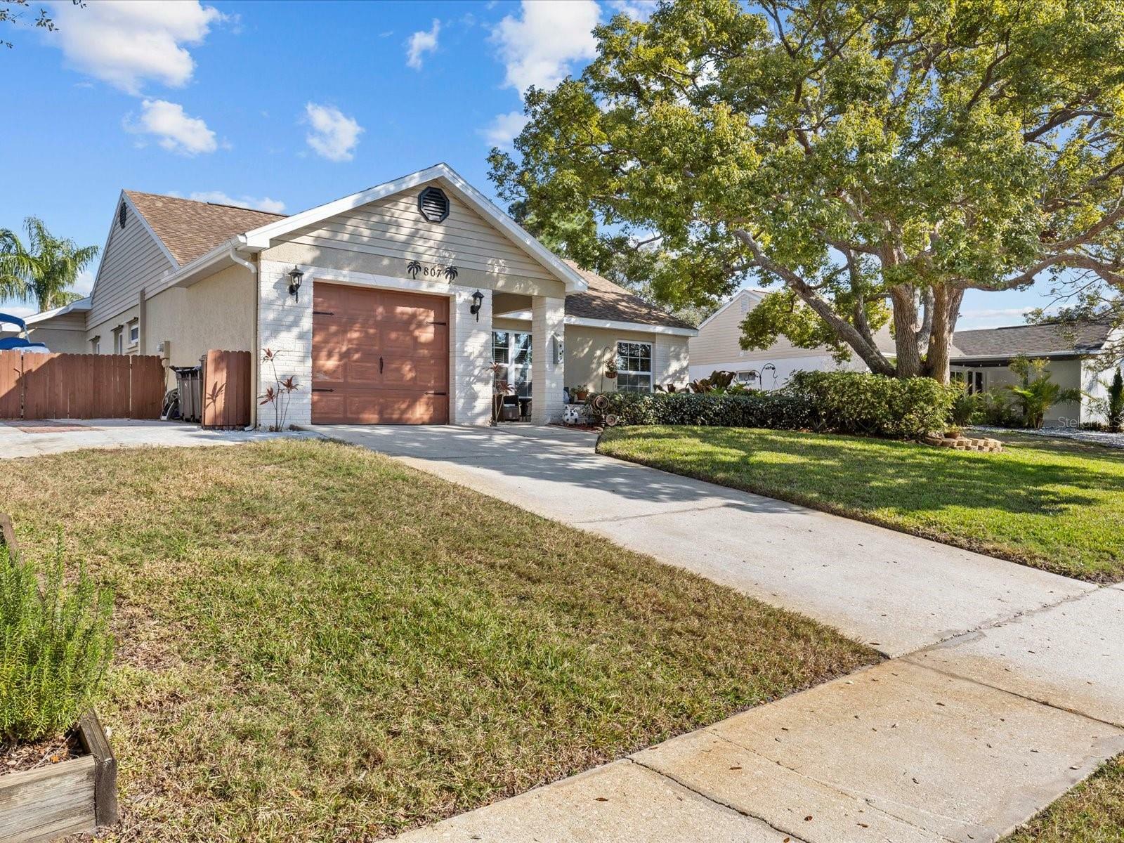 Property Photo:  807 Cavemill Way  FL 34689 