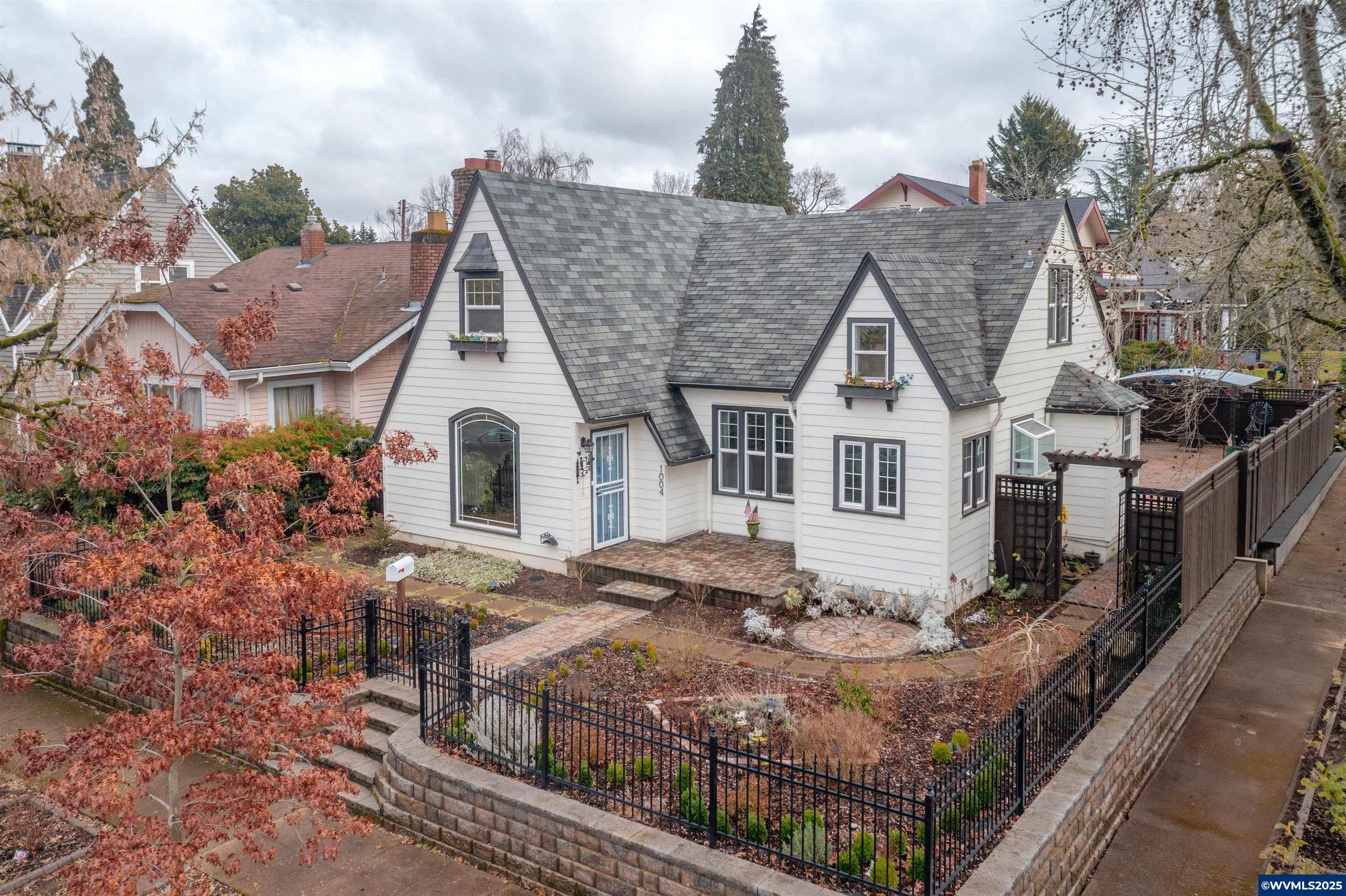 Property Photo: 1004 Winter St NE OR 97301