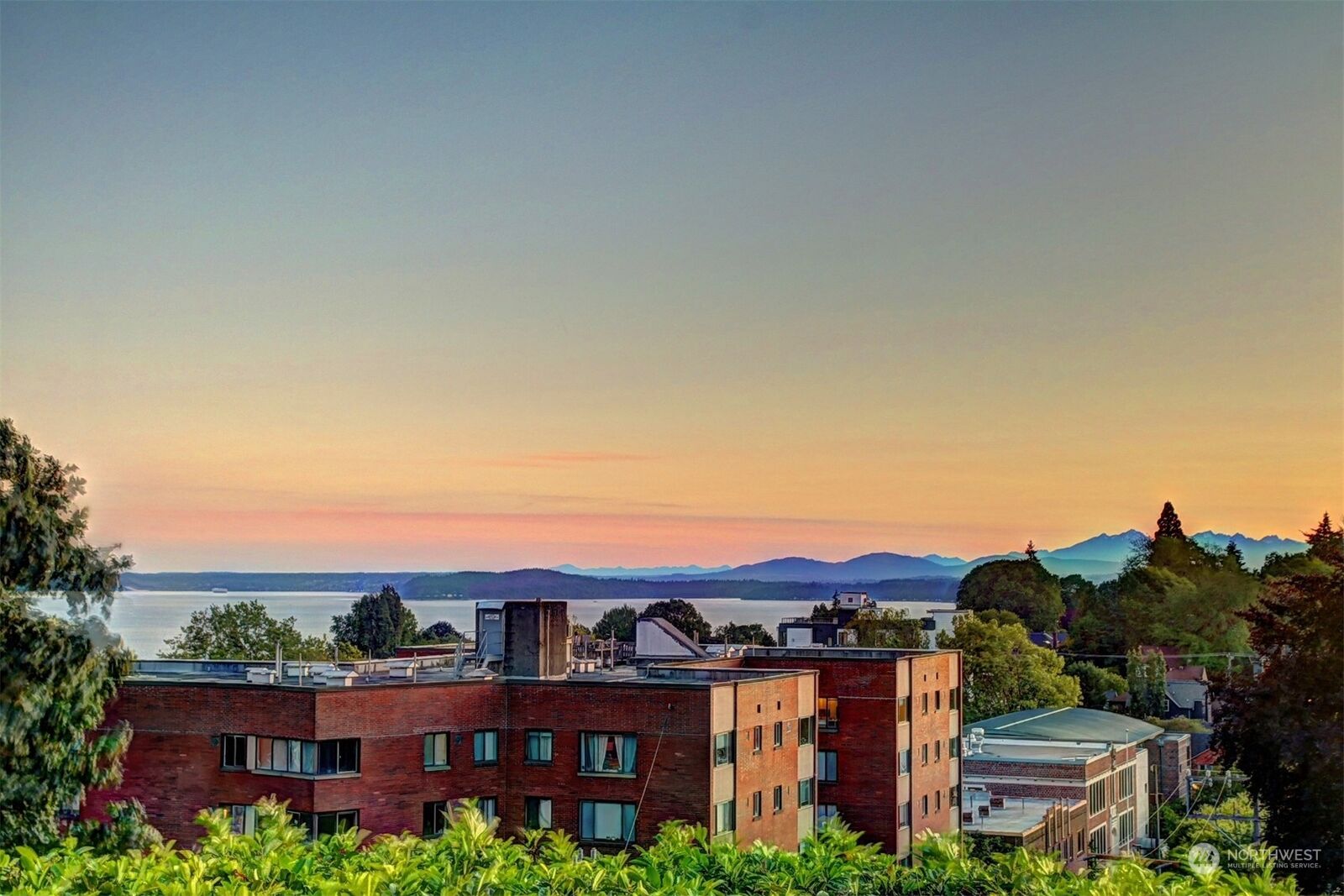 Property Photo:  1401  1st Avenue N  WA 98109 