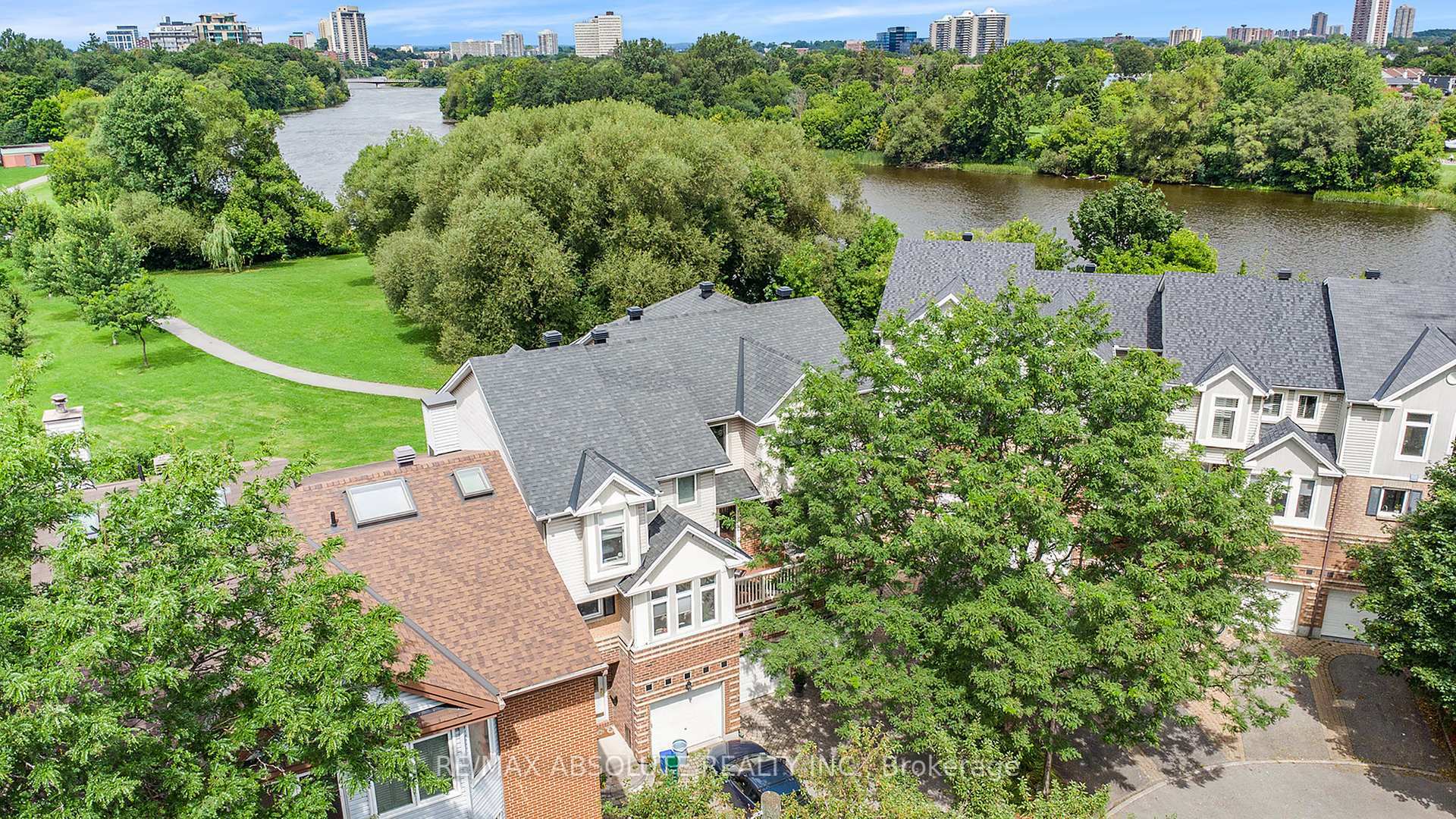 Property Photo: 47 Robinson Avenue ON K1N 8N8