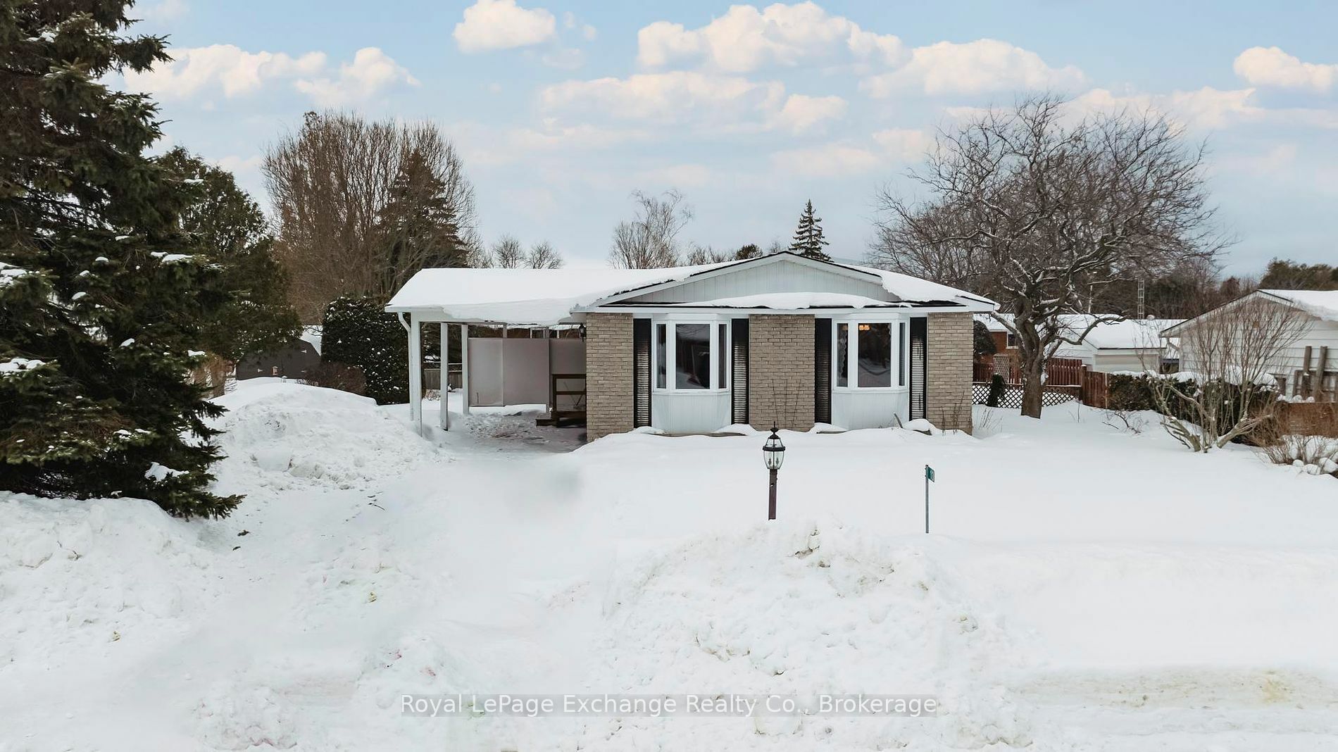 Property Photo:  13 Inverlyn Cres N  ON N2Z 1H5 