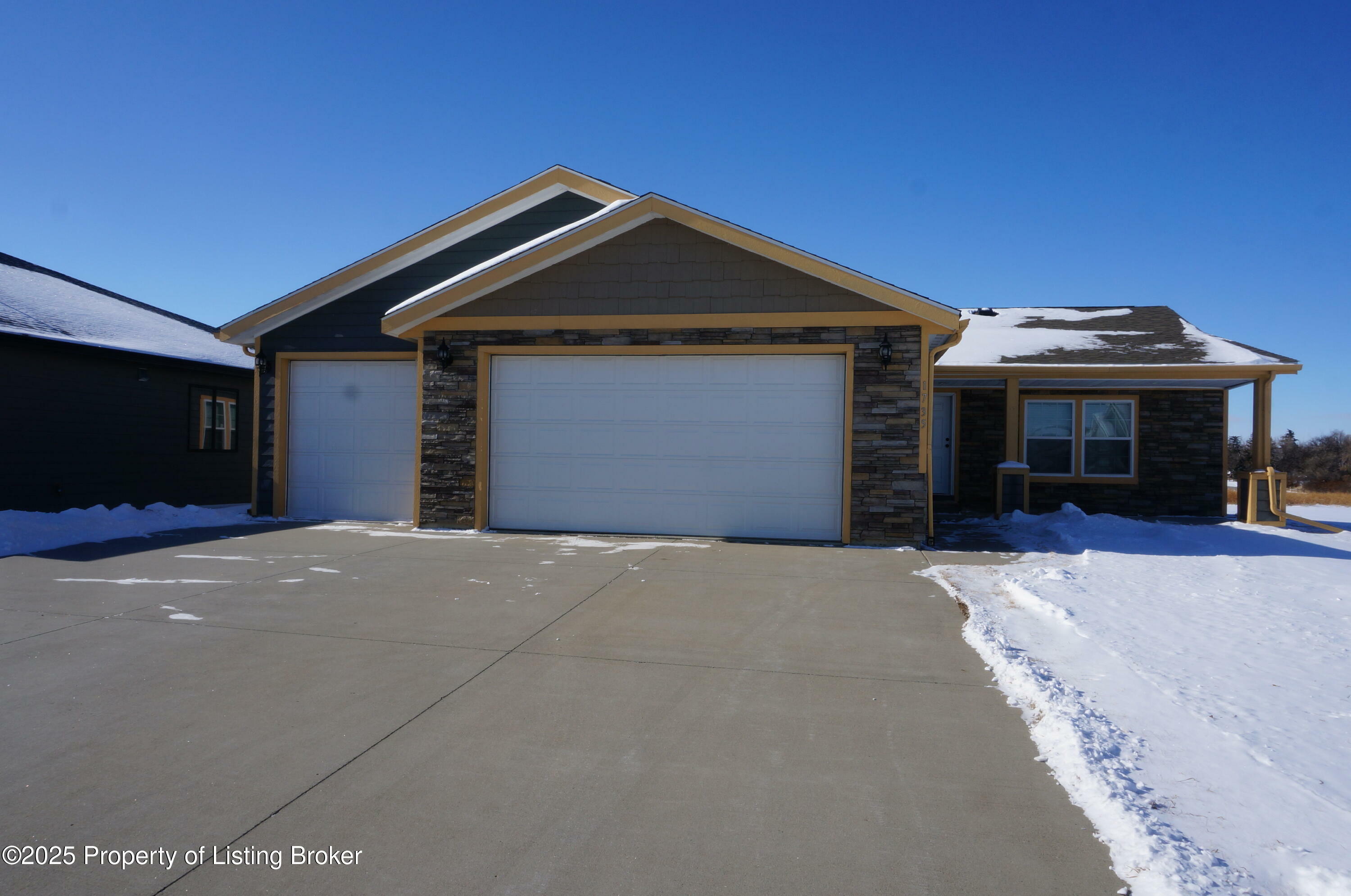 Property Photo:  1735 Yellowstone Circle  ND 58601 