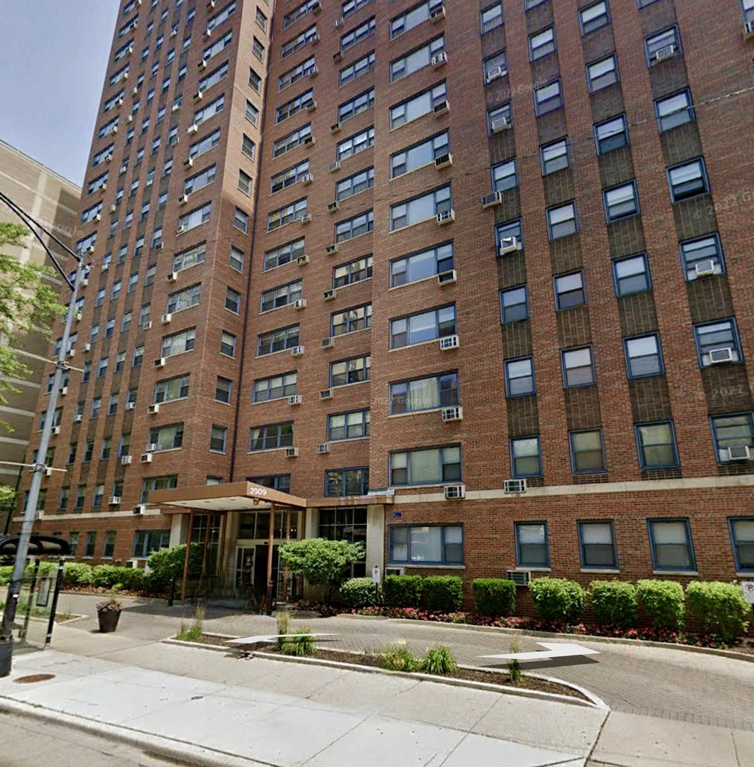 Property Photo: 2909 N Sheridan Road 1207 IL 60657